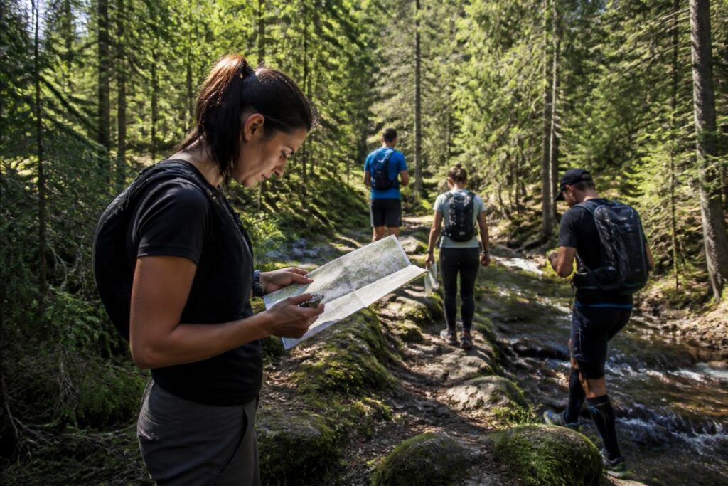 découvrez tout sur l'orientée et l'orienteering, deux pratiques passionnantes d'orientation en pleine nature, leur histoire, leurs techniques et comment débuter.