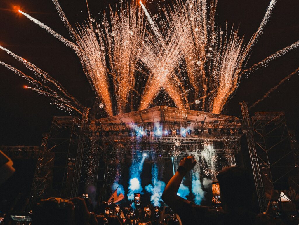Final de festival avec effets pyrotechniques au-dessus de la scène